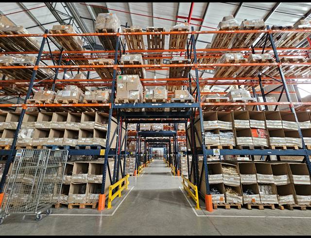 3,500M² WAREHOUSE TO LET IN LONGLAKE